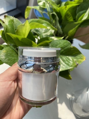 空気のないポンプ瓶のアクリルのクリーム色の包装の瓶のあたりの詰め替え式の二重壁