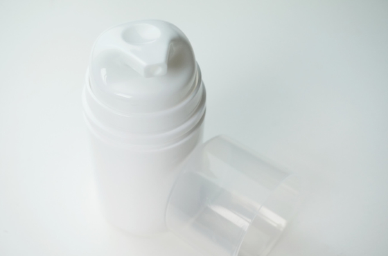 30ml 50ml80ML 100ML 150Ml スナップオン 円筒状の空気のないポンプボトル 白いPPプラスチック素材