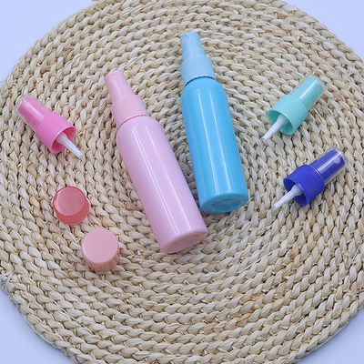 空の100ml PETボトルとカラフルな薄霧スプレーヤー