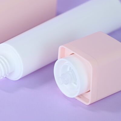 クラシック 15ml 30ml 50ml スキンケア製品セット 広角空気のないボトル 回転頭 PPポンプスプレーヤー 密封化粧品パッケージ